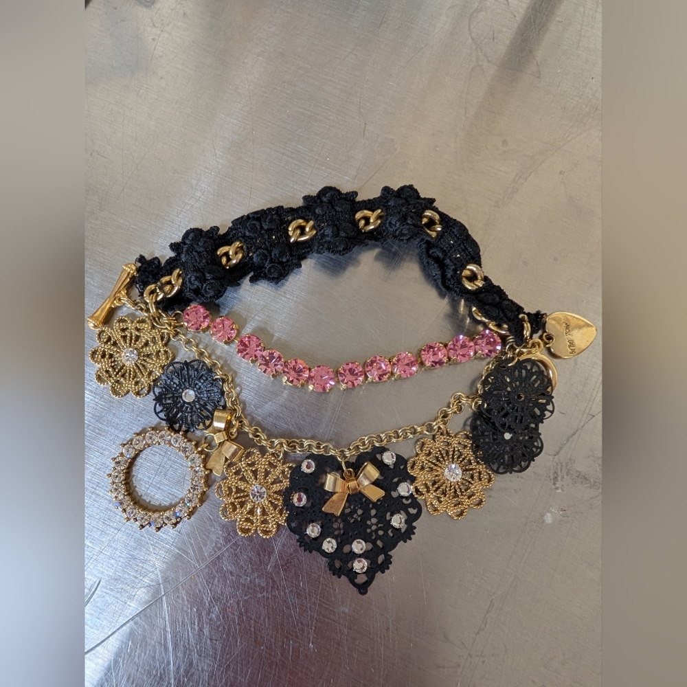 Bracelet Betsey Johnson Black Gold Heart Pink Rhinestone Three Strand Charm